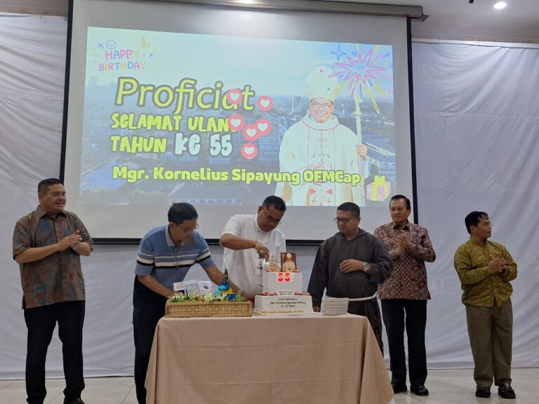 Kebahagiaan Seorang Ibu di Tengah Syukuran Ulang Tahun Uskup Kornelius Sipayung ke-55