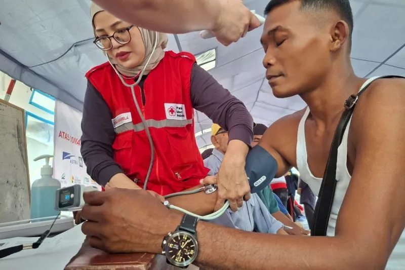PMI Gelar Pengobatan Gratis Bagi Warga Terdampak Banjir di Langkat